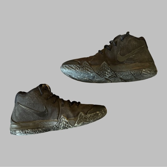 NIKE Kyrie 4 Blackouts Kids Basketball Shoes - Picture 2 of 11
